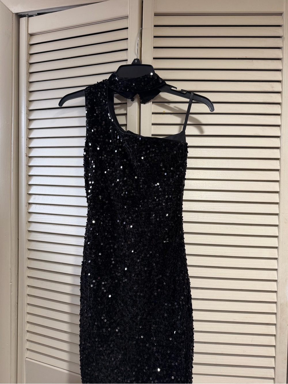 SHEIN Black One-Shoulder Sequin Dress with Choker